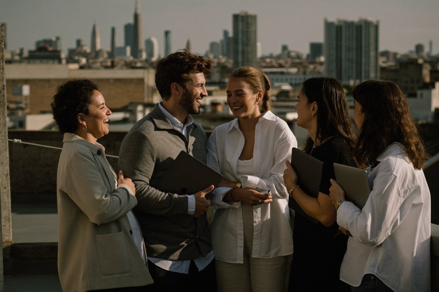 Gruppo di studenti adulti sorride insieme su una terrazza a Milano dopo la lezione