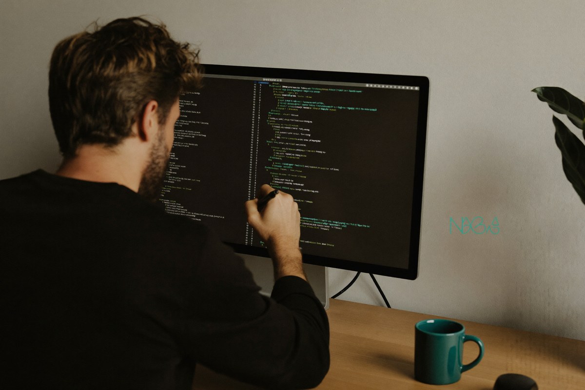 Sviluppatore al lavoro su un monitor durante una sessione di programmazione